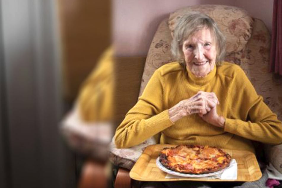 Gönn dir! Audrey Prudence (94) versucht sich an einer Pizza Hawaii.