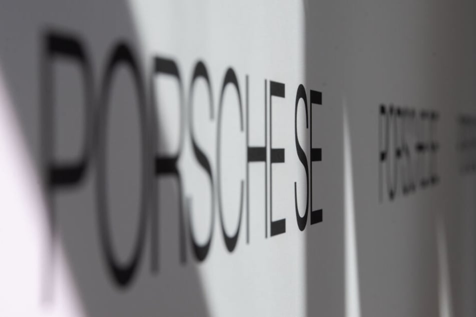 Logo und Schriftzug der Porsche SE bei der Bilanzpressekonferenz.