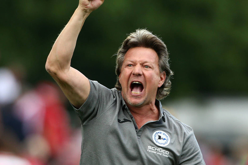 DSC-Cheftrainer Jeff Saibene jubelt nach dem Punktgewinn bei Union Berlin.