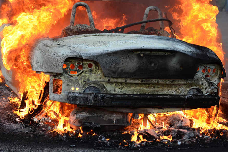 Beim Aufprall in die Leitplanken fängt das Auto Feuer. (Symbolbild)