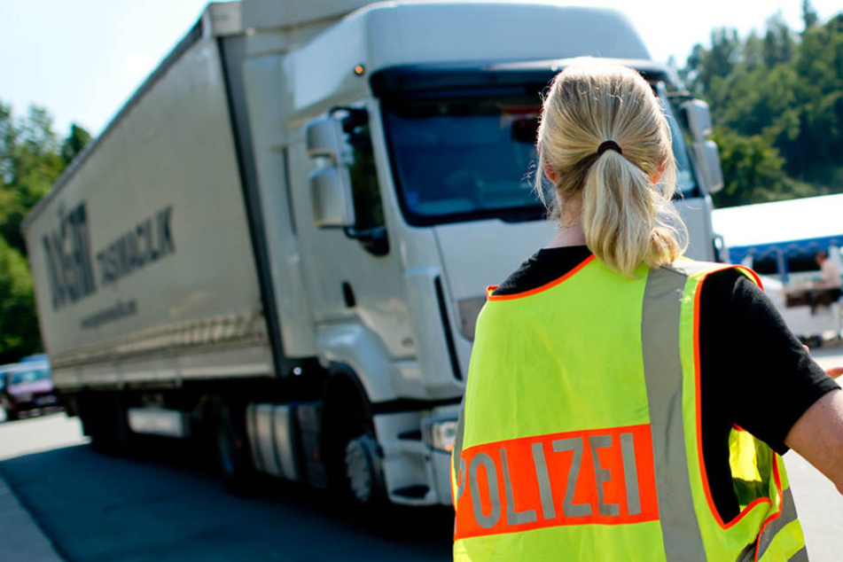Ein LKW schleuste eine Gruppe von 20 Menschen über die Grenze. (Symbolbild)