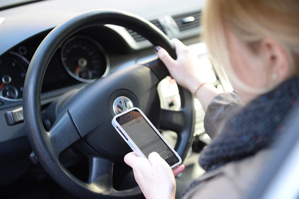 Der kurze Blick aufs Handy kann entscheidend sein. (Symbolbild)