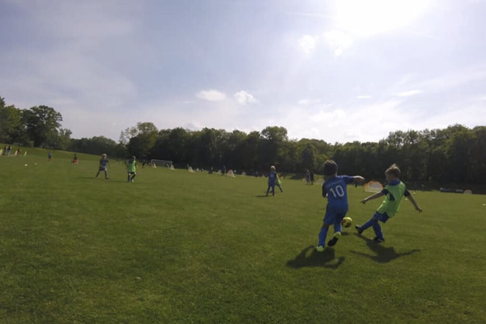 Wer noch nicht genug hat, kann sich auf der Hüpfburg abseits des Spielfeldes austoben.