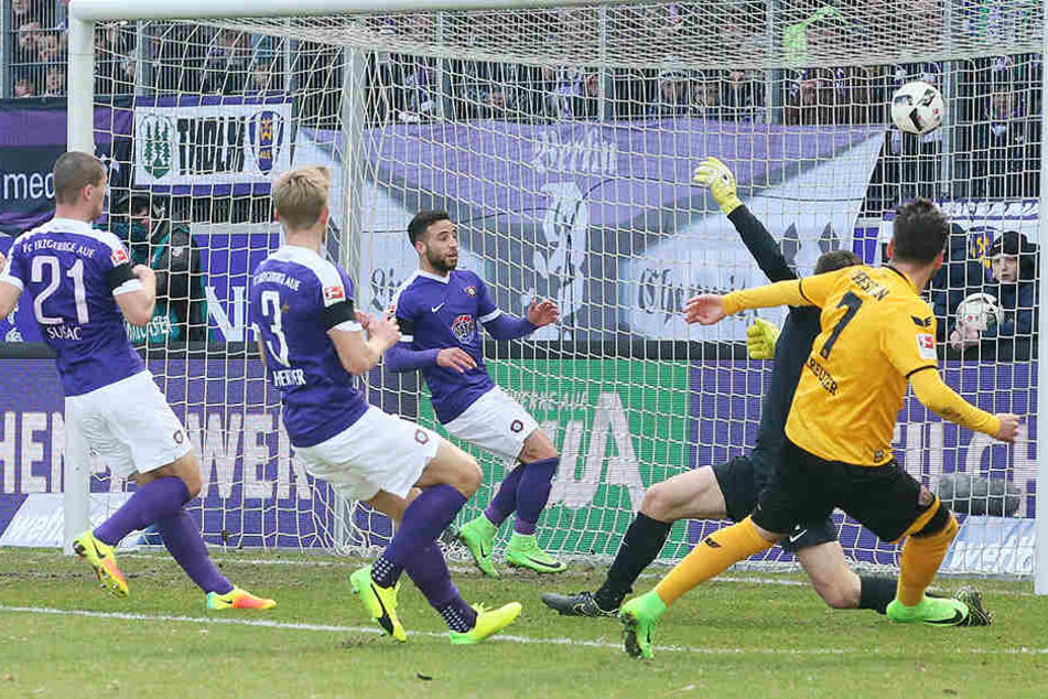 Sein erstes Saisontor für Dynamo war ein wunderschönes und wichtiges zugleich: Niklas Kreuzer haut Aues Keeper Martin Männel den Ball zum 0:2 in die Maschen.
