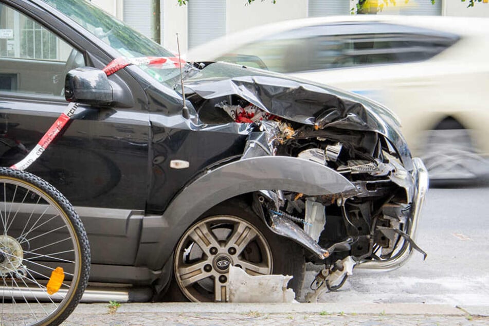 Der Jugendliche floh mit seinem Kumpel zu Fuß, nachdem er mehrere Autos rammte. (Symbolbild)