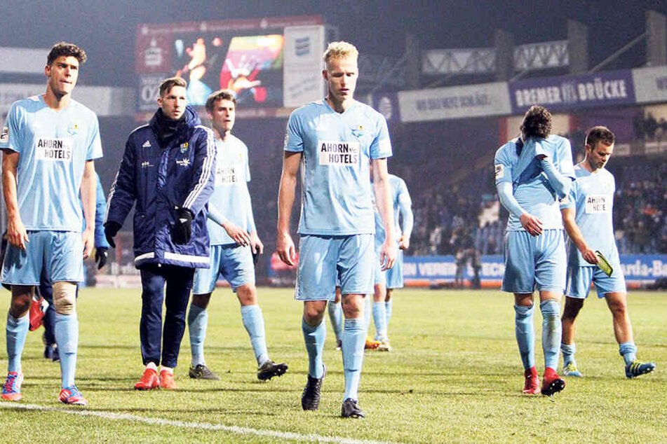 Total fassungslos und niedergeschlagen schlichen die CFC-Kicker nach der 1:6-Klatsche in Osnabrück vom Feld.