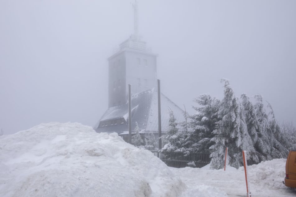 Dichter Nebel und Schneeschauer hüllten am Sonntag das Fichtelbergplateau ein.