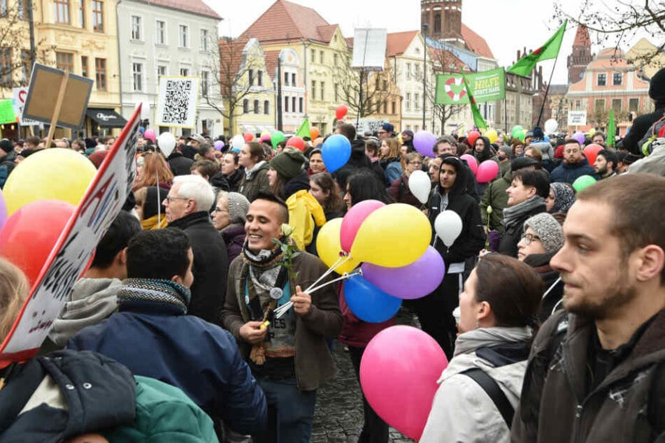 Geimansam demonstrieren Flüchtlinge und Cottbuser unter dem Motto "Leben ohne Hass".