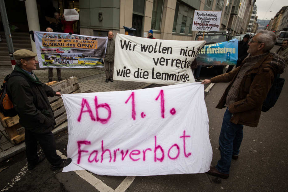 Demonstranten stehen vor dem Verwaltungsgericht in Stuttgart. (Archivbild)