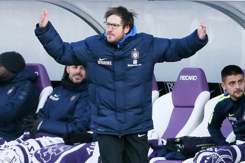 Voll fokussiert: Aues Cheftrainer Hannes Drews freut sich auf das heutige Abendspiel.