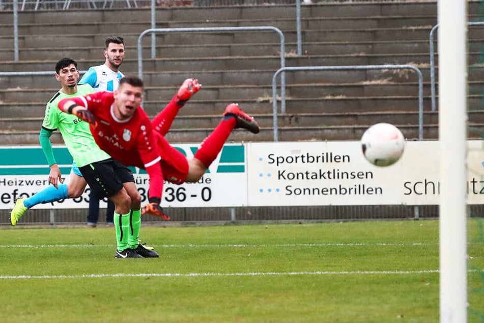 Mit feinem Auge und technisch brillant trifft Dejan Bozic (hinten) in dieser Szene zum 3:1 in Fürstenwalde. Torwart Paul Büchel kann dem Ball nur hinterher schauen.