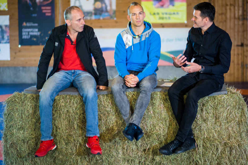Treffen im ehemaligen Kuhstall (v.l.): Trainer Andreas Stäbler, Ringer-Weltmeister Frank Stäbler und Berater Jens Zimmermann.