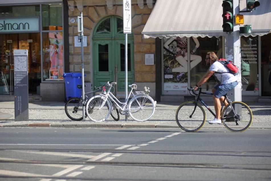 Hier kam Anne G. im Februar ums Leben. Ein weißes Fahrrad erinnert an die verstorbene Erzieherin.