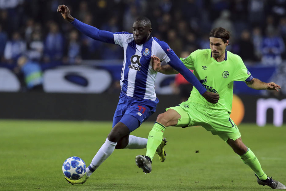 Portos Moussa Marega und Schalkes Benjamin Stambouli im Zweikampf. Trotz Niederlage ist Schalke im Achtelfinale.