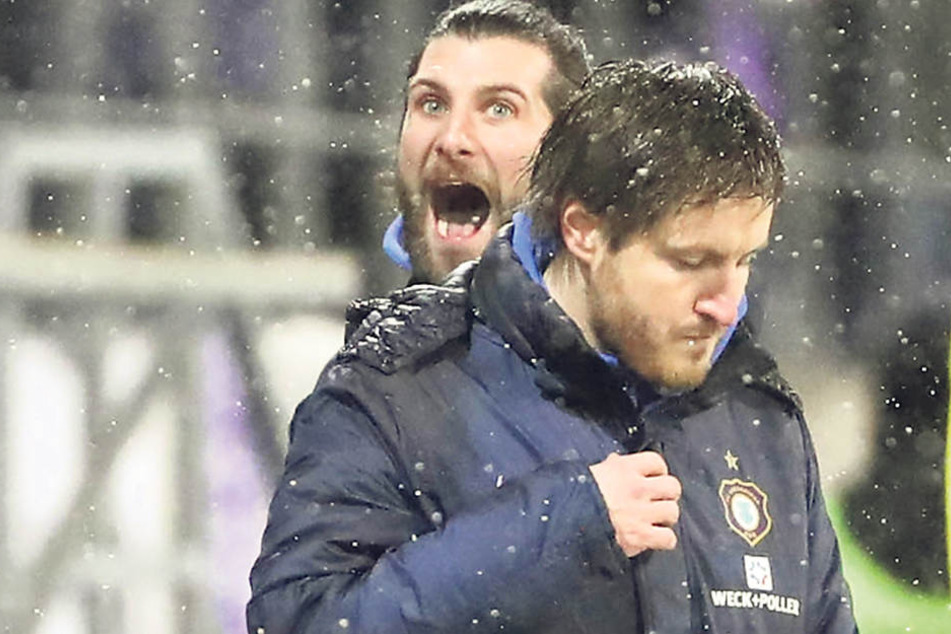 Freude bei Coach HannesDrews (vorn) und Co-Trainer Robin Lenk.