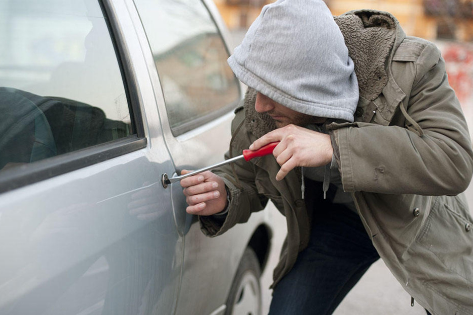 Die Polizei konnte am Sonntag gleich drei mutmaßliche Autodiebe festnehmen. (Symbolbild)