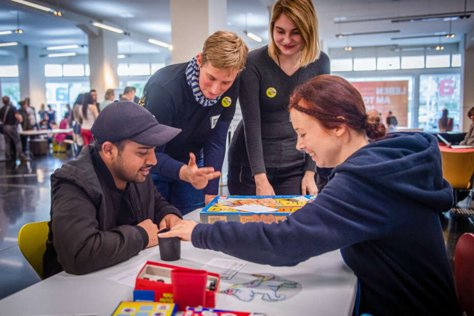 Manjit Singh (l.) und Maya-Anastasia Müller (r.) lernten sich beim Knobeln besser kennen.