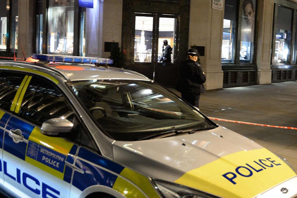 Der leicht bekleidete Polizist schlug die Täter in die Flucht.