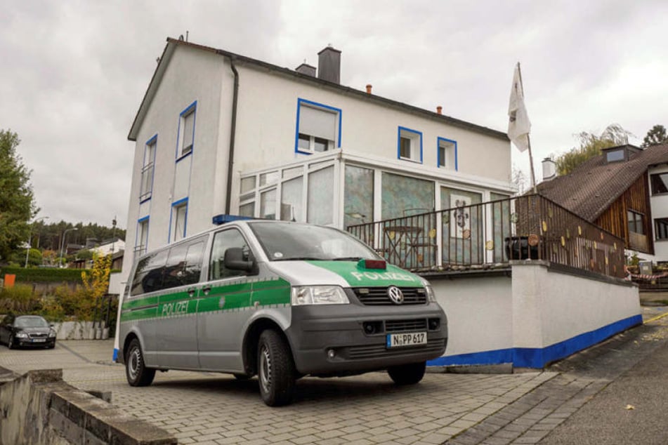 Nach den Schüssen eines sogenannten Reichsbürgers bei einer Razzia im mittelfränkischen Georgensgmünd ist einer der verletzten Polizisten gestorben.