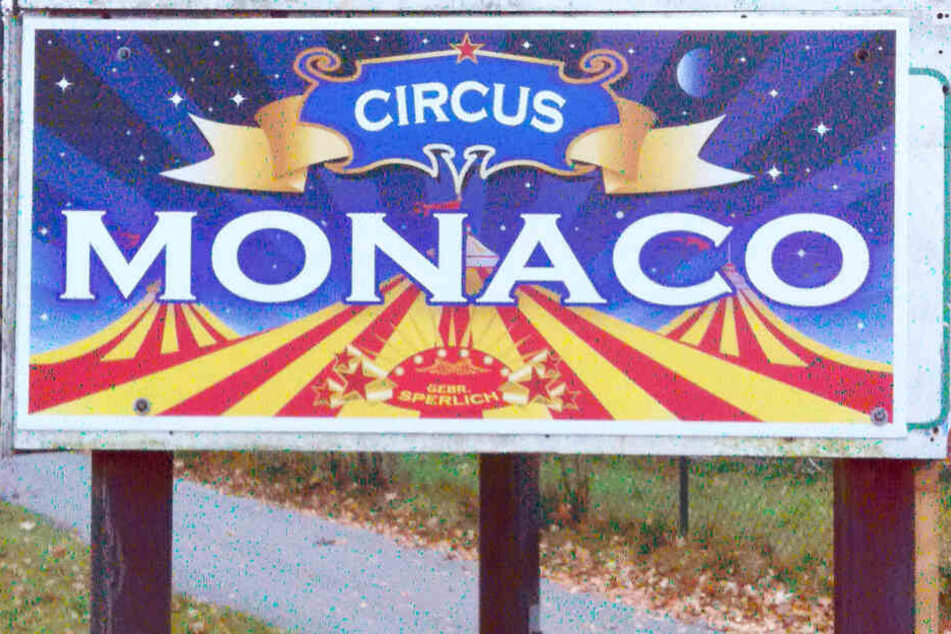 Das Logo des Wanderzirkus "Monaco" steht in Lübtheen (Mecklenburg-Vorpommern) vor dem Gelände des Winterquartiers.