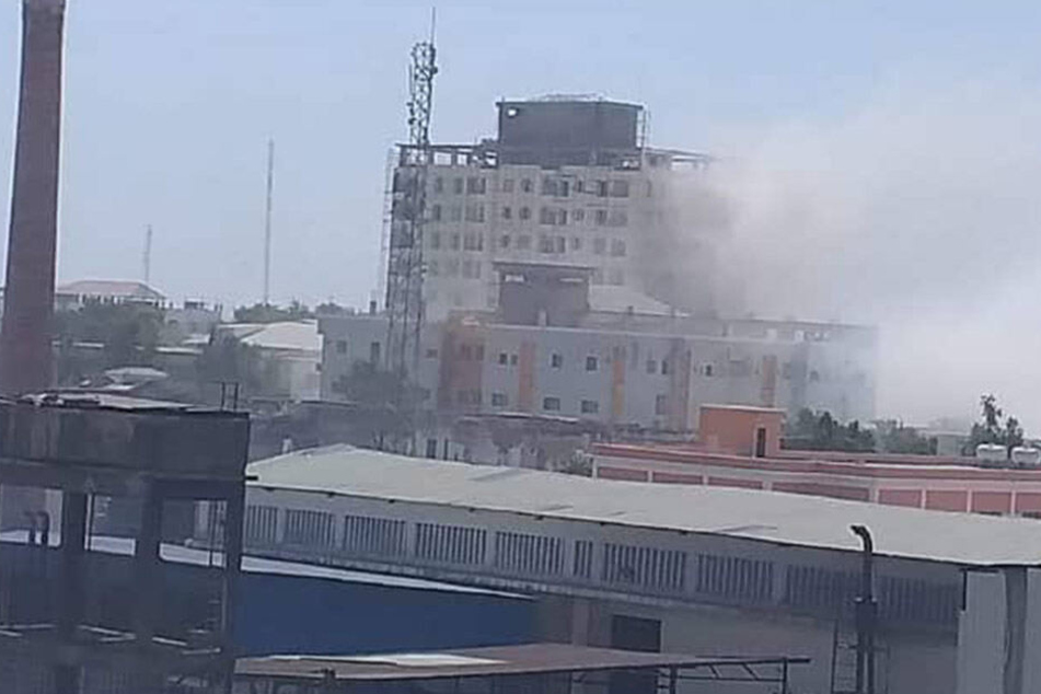 Über dem Einkaufszentrum war nach der Explosion weißer Rauch zu sehen.