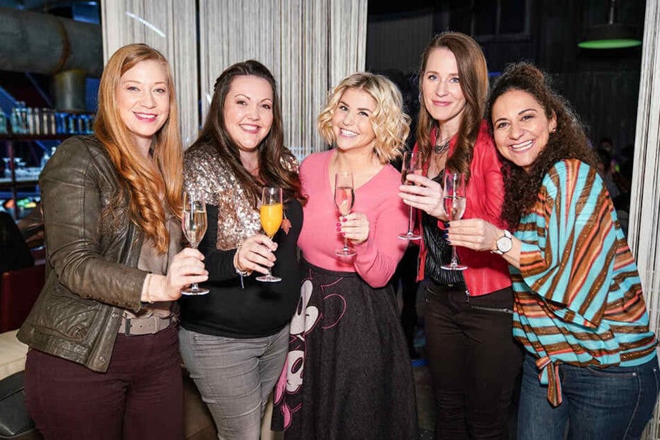 Beatrice Egli (M.) mit ihren TV-Freundinnen (v.l.) Tina (Franziska Arndt), Nadine (Sarah Victoria Schalow), Heike (Katrin Höf) und Kaya (Shirin Soraya).