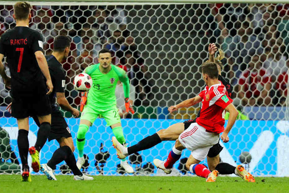 Traumtor: Russlands Denis Cheryshev (vorne-rechts) trifft die Kugel satt - Sekunden später schlägt der Ball im linken Winkel des kroatischen Tores ein.