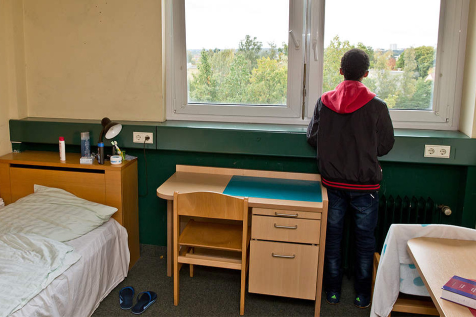 Ein 16-jähriger Flüchtling aus Eritrea steht in Nürnberg am Fenster seines Zimmers in einer Wohngruppe für unbegleitete minderjährige Flüchtlinge.