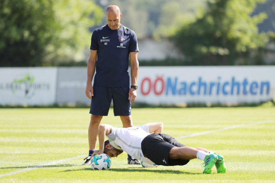 Ein weiteres Aufgabengebiet für Werner Schoupa: Er leitet das Training der Spieler, die nach Blessuren wieder einsteigen - wie hier Dimitrij Nazarov.