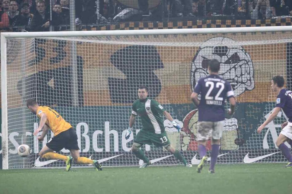 10. November 2013, die Szene kurz vor dem 1:1 in Dresden: Gleich kommt der Auer
René Klingbeil (l.) und schiebt die Kugel ins Dresdner Gehäuse.