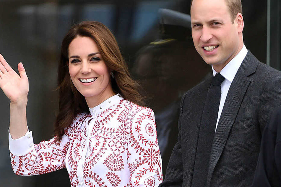Charmant und gefeiert: Kate und William winken den Massen zu.