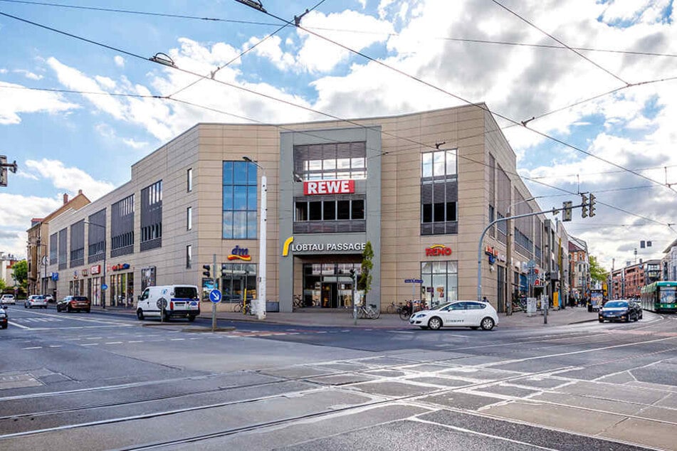 Über Wochen hinweg sorgte der
Rentner mit seinen versteckten
Nadeln für Angst in diesem
Löbtauer Einkaufscenter.