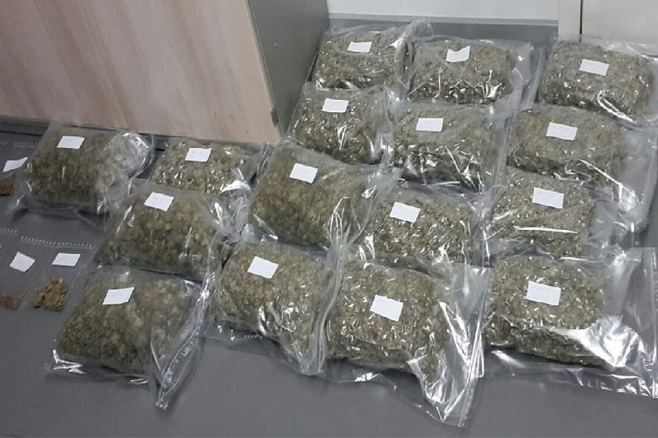 Die Polizei stellt insgesamt 8,5 Kilo Marihuana sicher.