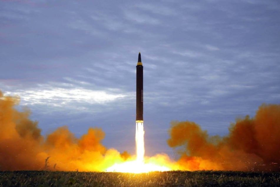 Die von der Regierung Nordkoreas verbreitete Aufnahme soll den Start einer ballistischen Mittelstreckenrakete in Pjöngjang zeigen.