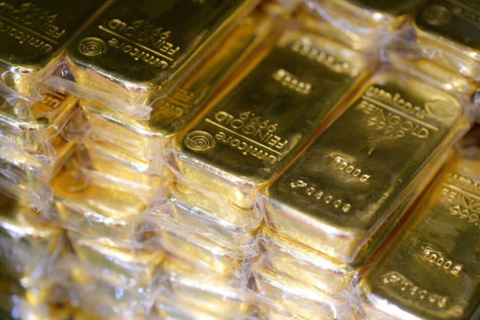 Aus einem geparkten Transporter wurden am Montag am Nova Eventis zwei Goldbarren und ein Diamant geklaut. (Symbolbild)