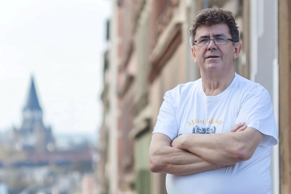 Wolfgang Meyer steht stolz vor einer seiner fünf Chemnitzer Filialen.