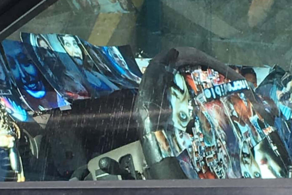 Das Armaturenbrett und das Lenkrad beklebt mit zahlreichen jungen Mädchen.