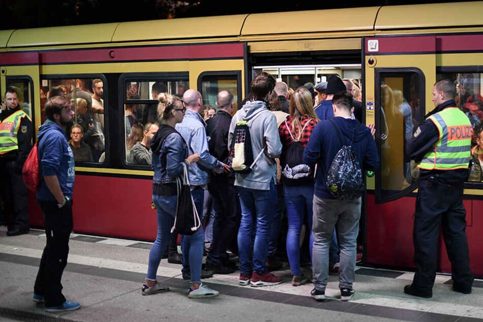 Zahlreiche Besucher des Musikfestivals Lollapalooza nutzten die S-Bahn zur An- und Abreise - unter den strengen Augen der Polizei.