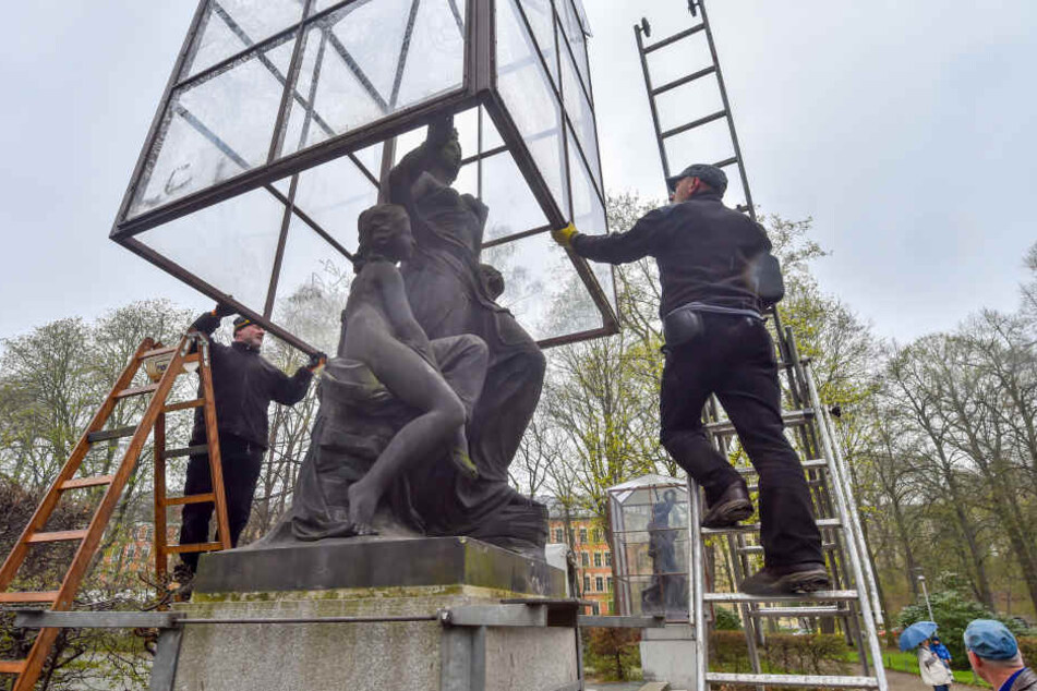 Am Denkmal wird Hand angelegt. Die mangelnde Grünpflege steht in der Kritik.