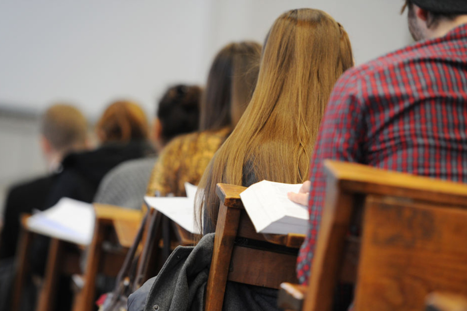 Noch bevor der Vortrag in dem Hörsaal anfing, wurde die Veranstaltung gestürmt. (Symbolbild)