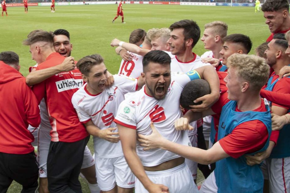 Die Kölner jubeln nach dem Finaleinzug durch den Sieg gegen Bayern München.