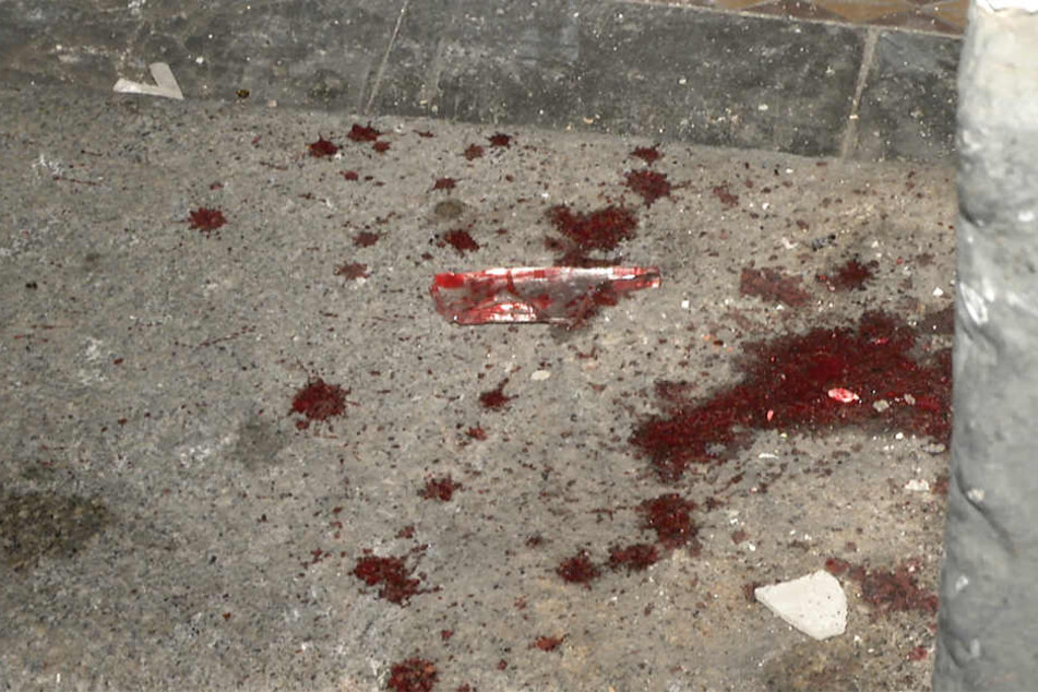 Blut und Glassplitter vor einem Hauseingang in der Wurzner Straße. Einer der Streithähne war in eine Glasscheibe gefallen.