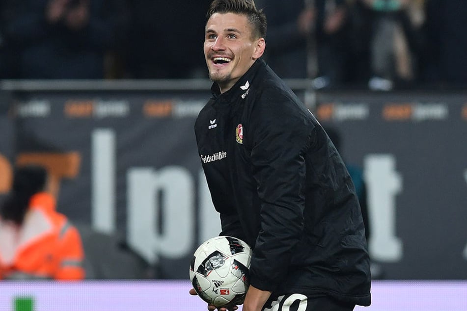 Stefan Kutschke schnappte sich nach seinem Hattrick gegen Braunschweig direkt nach dem Spiel den Ball.