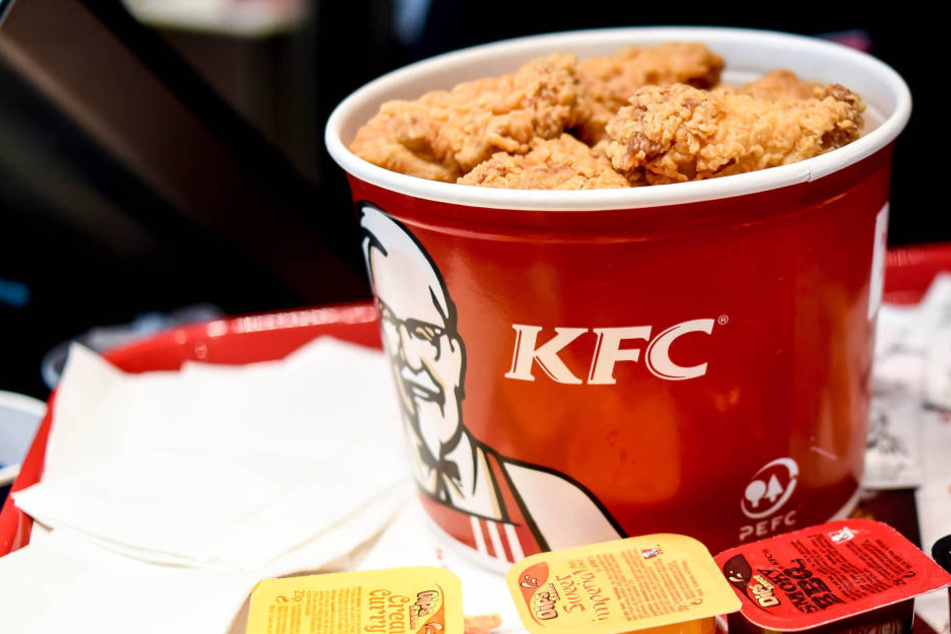 Weil ihr Hühnchen-Eimer nicht so voll war wie in der Werbung, verklagt Anna Wurtzburger Kentucky Fried Chicken.