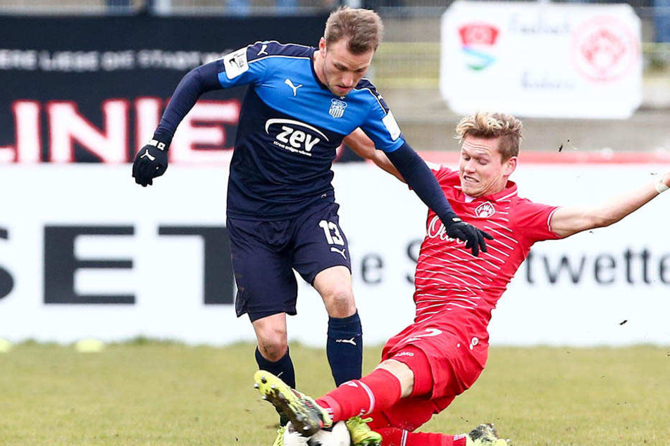 Mike Könnecke (links) bekam kurz vor Schluss einen Schlag auf die Wade. Hier kämpft er mit Würzburgs Felix Müller um den Ball.