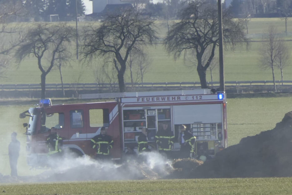 Auf einem Feld zwischen Threna und der S43 fing am Freitag ein riesiger Heuhaufen Feuer.