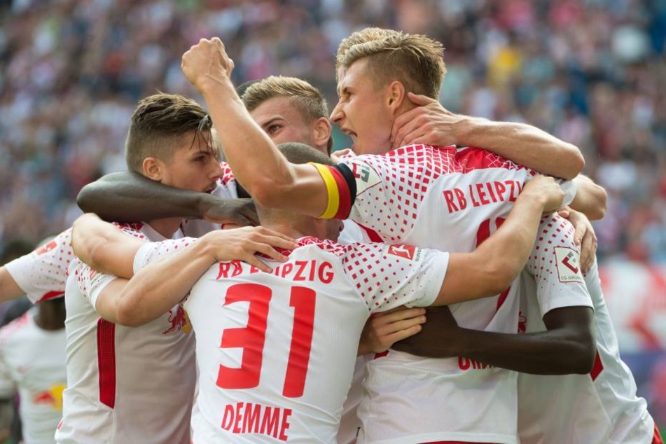 Der Captain und seine Crew: Willi Orban (Deutschland-Armbinde) freute sich mit seiner Mannschaft über ein klares 4:1 gegen Freiburg.
