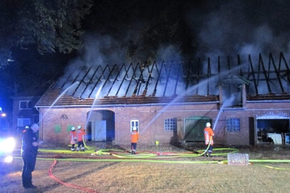 Rund 70 Einsatzkräfte der Feuerwehr bekämpften den Scheunen-Brand.