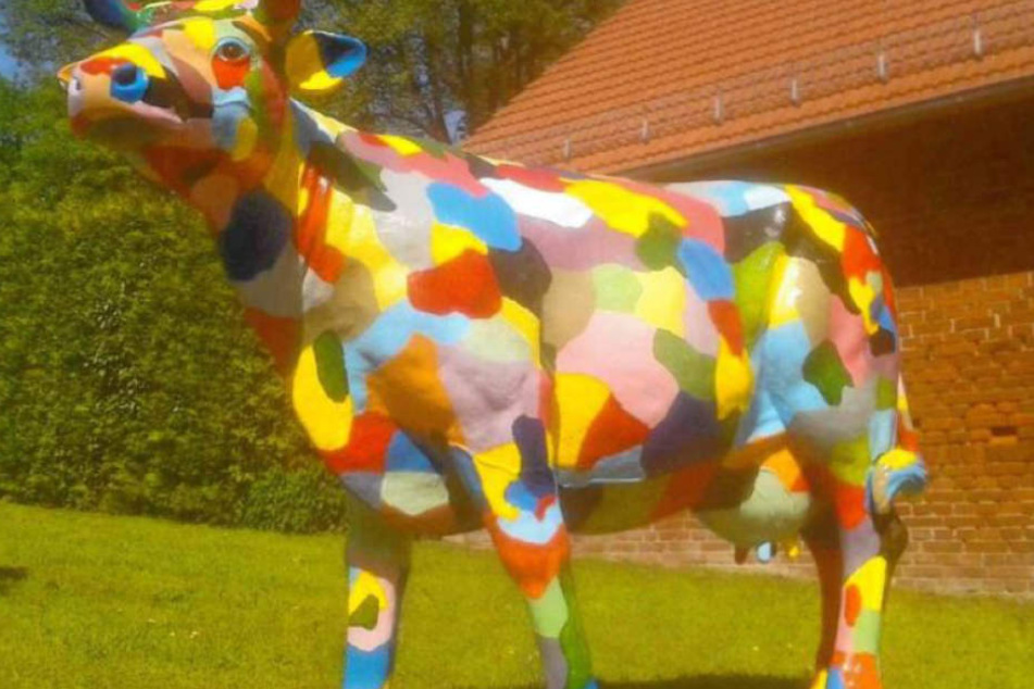 Den Dieben fiel eine lebensgroße und kunterbunte Acryl-Nachbildung einer Kuh zum Opfer.