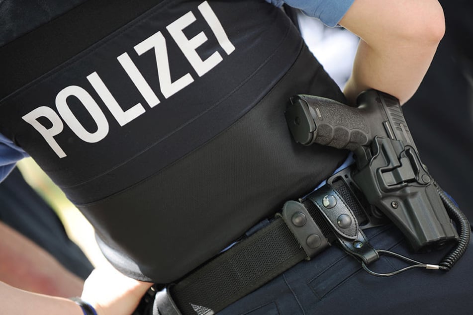Der Mann kam mit leichten Verletzungen in ein Krankenhaus. (Symbolbild)